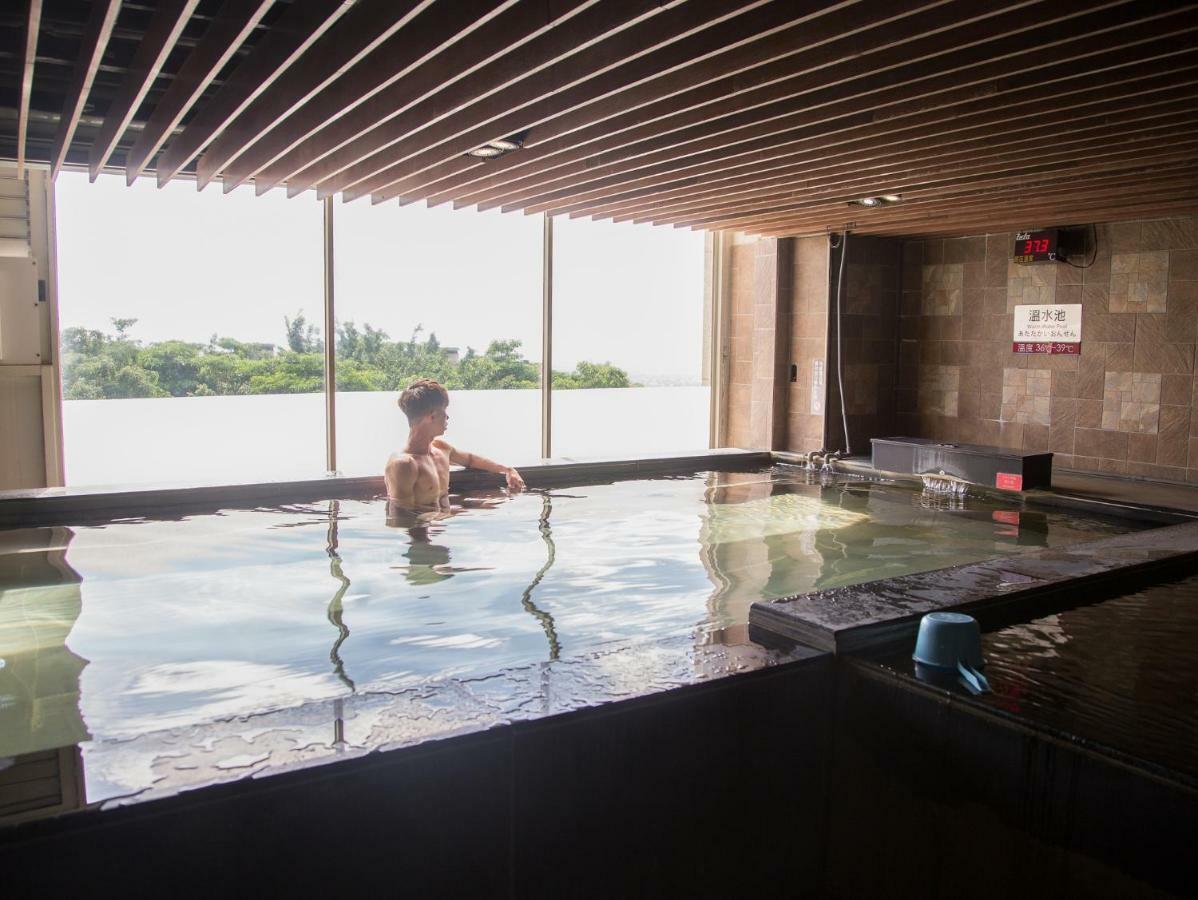 フレッシュフィールズ ホテル 台中市 エクステリア 写真 A man bathing in a hot spring