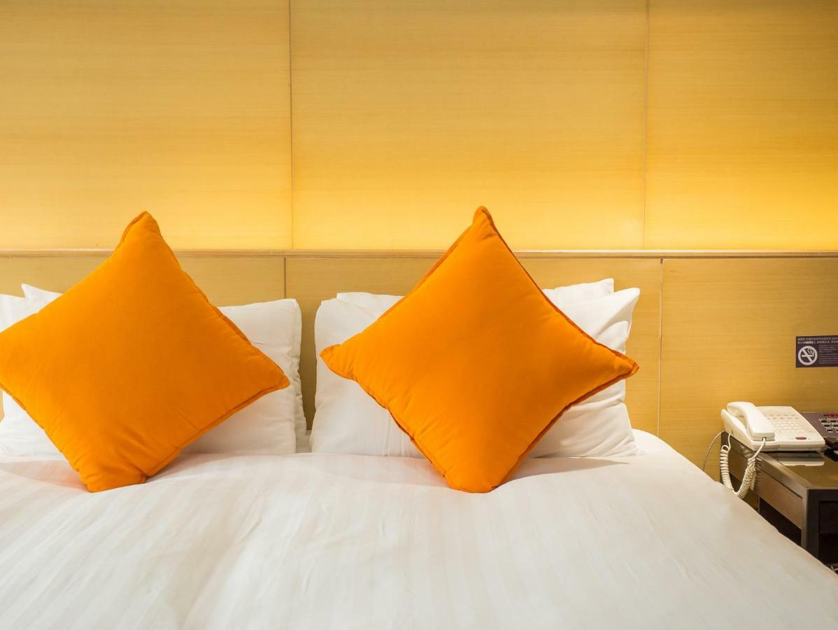 フレッシュフィールズ ホテル 台中市 エクステリア 写真 A bed with cushions