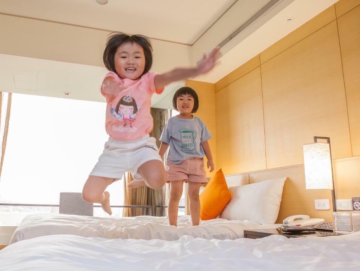 フレッシュフィールズ ホテル 台中市 エクステリア 写真 Children jumping on a bed