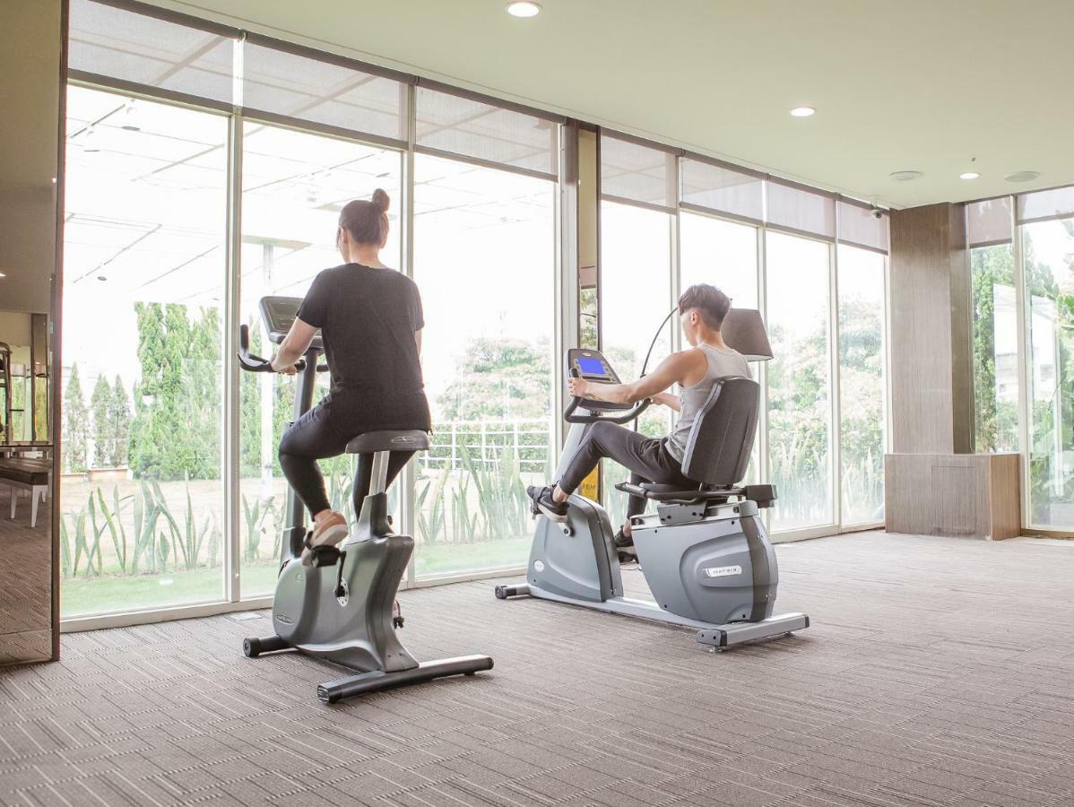 フレッシュフィールズ ホテル 台中市 エクステリア 写真 Two people on stationary bicycles