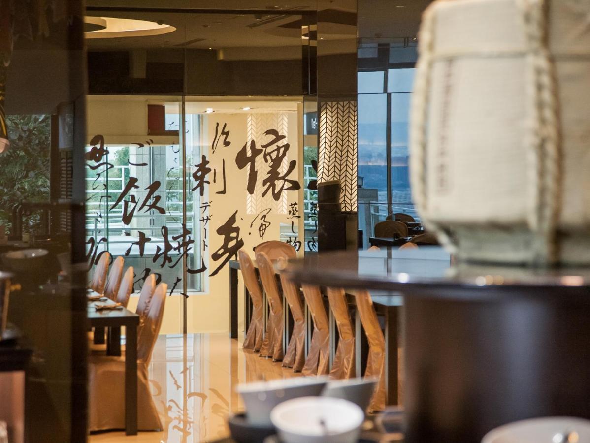 フレッシュフィールズ ホテル 台中市 エクステリア 写真 Interior of a Starbucks Reserve store in Shanghai, China